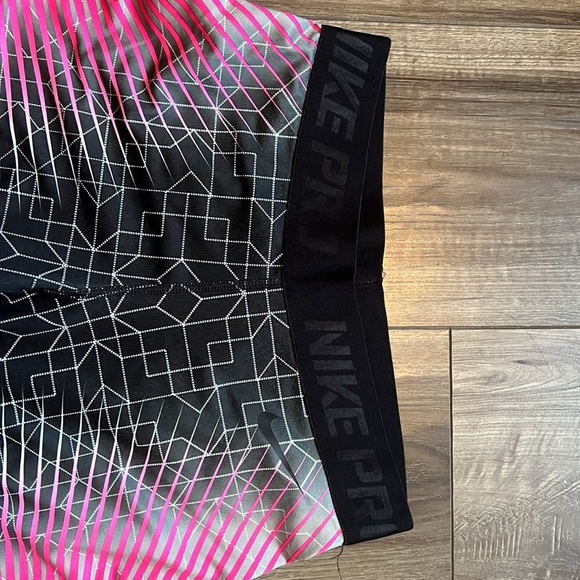 Nike pro legging in black, white and hot pink - Picture 4 of 8